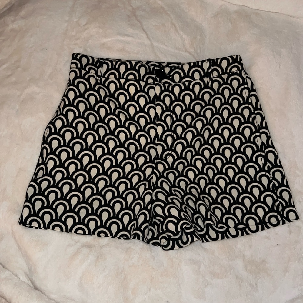 Zara Small Black and Off-White Patterned Shorts